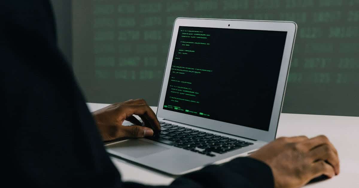 Un écran d’ordinateur affichant du code et une interface de sécurité informatique.
