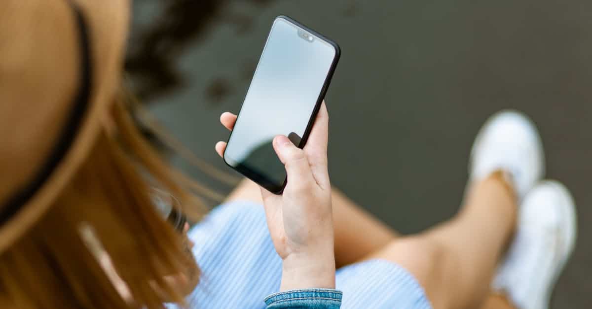 Plusieurs smartphones Samsung Galaxy alignés côte à côte, écrans allumés.